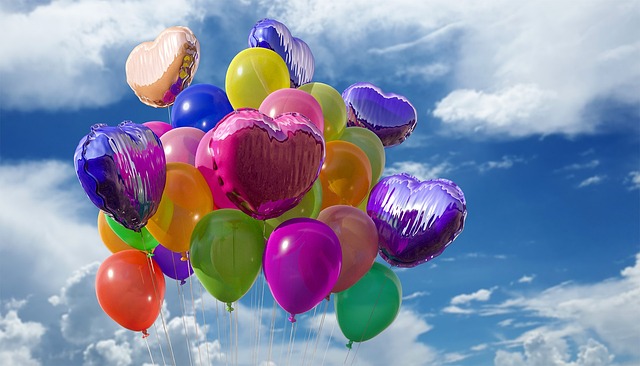 Dlaczego hel ucieka z balonów?